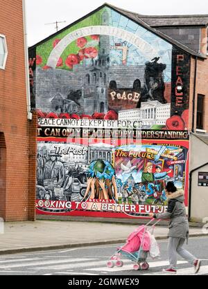 Belfast est une ville qui ne peut pas. Apparemment, laissez n'importe quel mur intact sans une touche de couleur. Le graffiti, surtout dans le quartier de la cathédrale, est o Banque D'Images