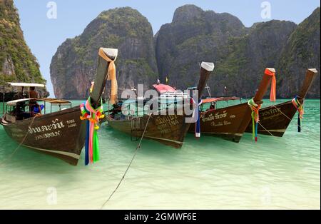 Phuket Island, Thaïlande - avril 2011; bateaux touristiques amarrés sur la plage dorée de Khao Phing Kan Island, Phuket Thaïlande. Khao Phing Kan est situé dans Banque D'Images