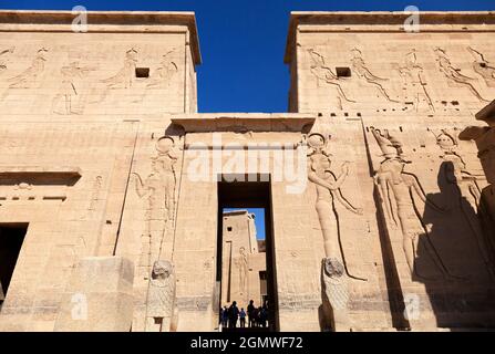 Égypte - 2 décembre 2010; des figures silhouetées émergent de l'entrée grandiose du temple de Philae en Égypte. Ce temple consacré à Osiris était original Banque D'Images