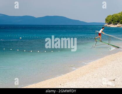 Starigrad Paklenica est un petit village et port de bord de mer croate, situé sur la côte du canal Velebit qui mène à l'Adriatique. C'est bui Banque D'Images