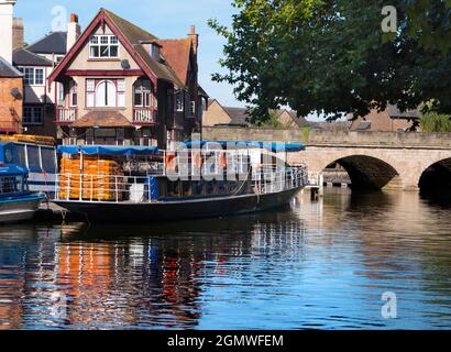 Oxford, Angleterre - 29 août 2019 ; Une scène tranquille près de la Tamise à Oxford, avec un bateau de plaisance amarré le pont sur une matinée lumineuse à la fin de l'été. Le boa Banque D'Images