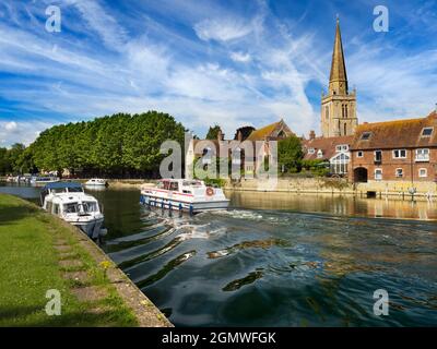 Abingdon, Angleterre - 12 juillet 2020 ; pas de personne en balle. Le quai de Saint Helen est un endroit de beauté réputé sur la Tamise, juste en amont de la bri médiévale Banque D'Images