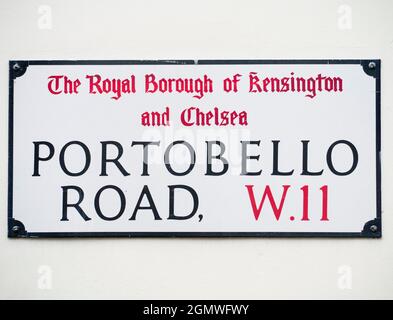 Portobello Road est un endroit célèbre dans le quartier branché de Notting Hill du Royal Borough de Kensington et Chelsea à l'ouest de Londres. Le samedi, il Banque D'Images