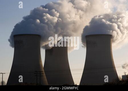 Didcot, Oxfordshire, Royaume-Uni; ouvert en 1970, Didcot centrale au charbon, avec ses multiples tours de refroidissement géantes et cheminées, utilisé à dom Banque D'Images