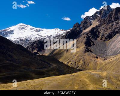 Puno, Pérou - 18 mai 2018 Une vue majestueuse des Andes péruviennes, vue depuis le haut col de Puno les Desea Feliz Viaje High; c'est un point commun f Banque D'Images