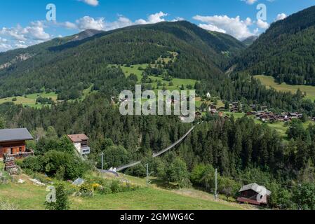 Pont suspendu 'Goms Bridge' au-dessus du Lamaschlucht et du village de Mühlebach en arrière-plan, Bellwald, Valais, Suisse, Europe Banque D'Images