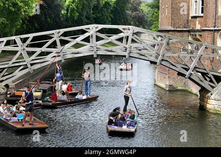 Cambridge, Cambridgeshire - 20 juillet 2009; Groupe de personnes en vue, s'amuser. En été, à l'approche du pont Mathématique de, vous pourrez faire un tour sur la River Cam Banque D'Images