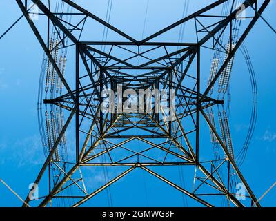 Kennington, Oxfordshire, Angleterre - 31 octobre 2018 Je trouve toujours les pylônes d'électricité fascinants - ils ont une forme et un impact grands, abstraits. Ceci Banque D'Images