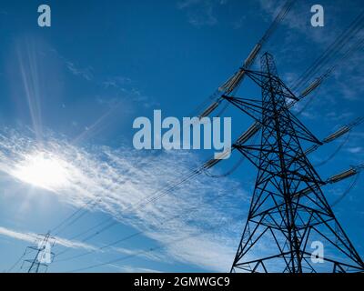 Kennington, Oxfordshire, Angleterre - 31 octobre 2018 Je trouve toujours les pylônes d'électricité fascinants - ils ont une forme et un impact grands, abstraits. Ceux-ci Banque D'Images