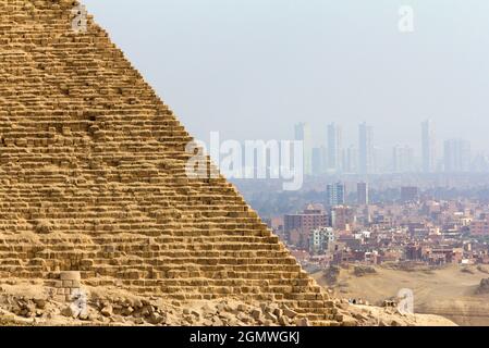 Gixa, le Caire, Egypte, 7 décembre 2010 les grandes Pyramides de Gizeh, Egypte sont un lieu emblématique et ancien d'émerveillement et de mystère. Et certains des plus trêl Banque D'Images