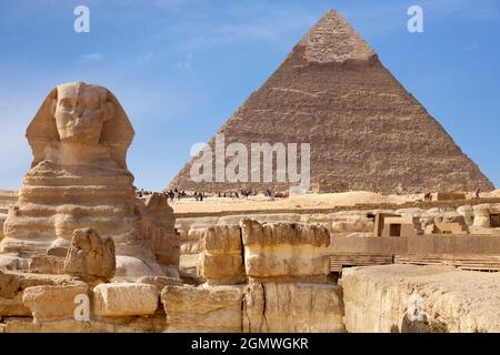 Le Caire, Egypte - 7 décembre 2010; Un sphinx est une créature mythique avec la tête d'un homme et le corps d'un lion. La représentation la plus célèbre de ce c Banque D'Images