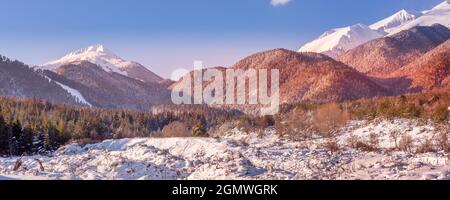 Bansko, Bulgarie Resort hiver vue panoramique sur la neige Pirin montagnes pics Banque D'Images