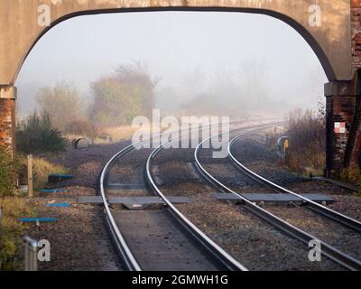 Radley Village, Oxfordshire, Angleterre - 22 novembre 2020 ; personne en vue. Il s'agit du Radley Railway Bridge Radley, juste à l'extérieur de la gare de Radley. Et Banque D'Images