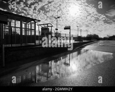 Radley Village, Oxfordshire, Angleterre - 15 novembre 2020 ; Aucune personne en vue. Le monde se reflétait dans les flaques, après de fortes pluies. Réflexions surréalistes Banque D'Images