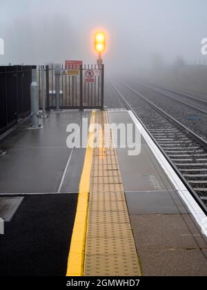 Radley Village, Oxfordshire, Angleterre - 22 novembre 2020 ; personne en vue. Radley a la chance d'être un petit village avec une ligne de chemin de fer principale stati Banque D'Images