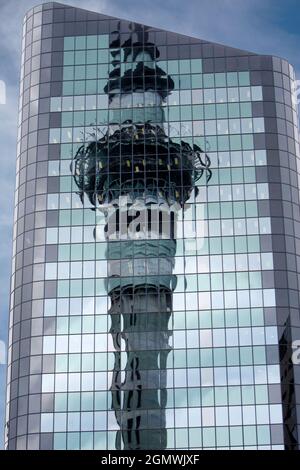 Auckland, Nouvelle-Zélande - Île du Nord - 28 mai 2012 ; La tour Sky Tower de 328 m est un point de repère majeur à Auckland, en Nouvelle-Zélande. Ces télécommunications et obs Banque D'Images