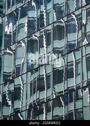 New York, États-Unis - 4 novembre 3023 des réflexions déformées de gratte-ciels rebondissent autour de ce canyon de rue archétype de Manhattan. La 42e rue est une grande rue Banque D'Images