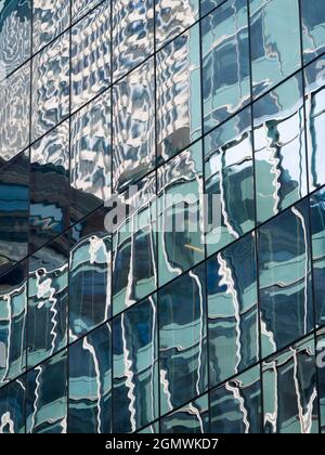 New York, États-Unis - 4 novembre 3023 des réflexions déformées de gratte-ciels rebondissent autour de ce canyon de rue archétype de Manhattan. La 42e rue est une grande rue Banque D'Images