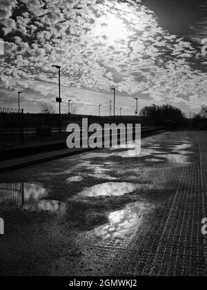 Radley Village, Oxfordshire, Angleterre - 15 novembre 2020 ; Aucune personne en vue. Le monde se reflétait dans les flaques, après de fortes pluies. Réflexions surréalistes Banque D'Images