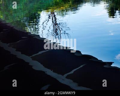 Kennington, Oxfordshire - Angleterre - 25 août 2019 ; il est tôt un matin d'été, et je suis sur ma promenade quotidienne. Je suis sous un vieux pont de l'autre côté Banque D'Images