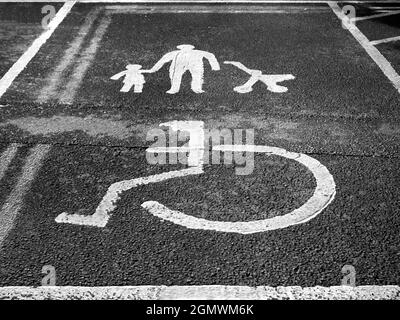 Oxford, Angleterre - 23 novembre 2017 espace réservé aux personnes handicapées ou aux familles avec jeunes enfants, parking à Oxford, Angleterre. Banque D'Images