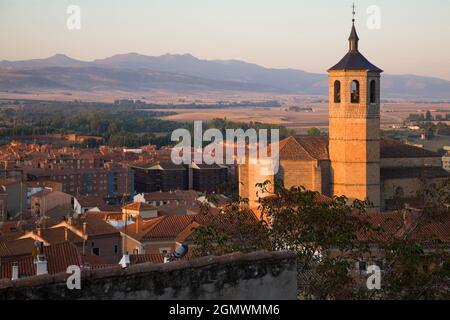 Ávila, Espagne - 20 septembre 2008; pas de personnes en vue. Vue sur l'église romane de Saint-Jacques (Santiago), simple mais élégante, à l'heure d'or Banque D'Images