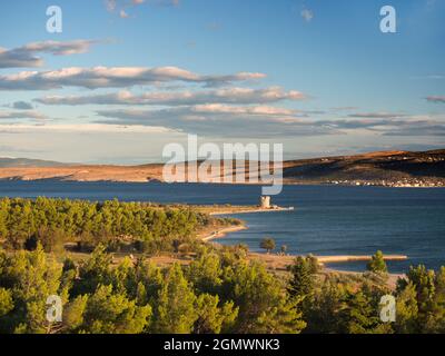 Starigrad Paklenica est un petit village et port de bord de mer croate, situé sur la côte du canal Velebit qui mène à l'Adriatique. C'est bui Banque D'Images