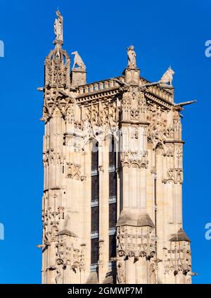 Paris, France - 19 septembre 2018 Construite au XVIe siècle, l'imposante tour Saint-Jacques de style gothique est tout ce qui reste d'une église majeure Banque D'Images