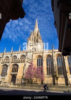 L'église universitaire de Sainte-Marie-la-Vierge est une importante église d'Oxford située sur le côté nord de High Street, face à Radcliffe Square. C'est le cas Banque D'Images