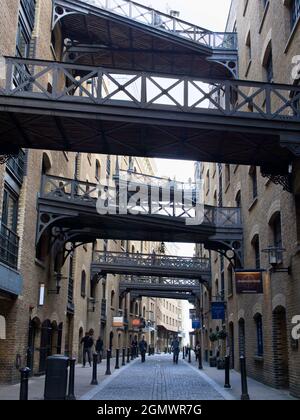 Shad Thames est aujourd'hui le meilleur exemple encore vivant d'un type de rue commerciale qui était commun dans le Dockland de Londres avant sa gentrification et son développement Banque D'Images