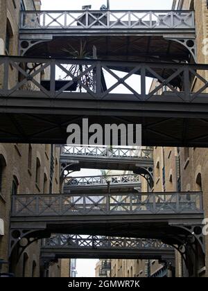 Shad Thames est aujourd'hui le meilleur exemple encore vivant d'un type de rue commerciale qui était commun dans le Dockland de Londres avant sa gentrification et son développement Banque D'Images