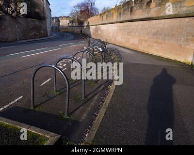 Oxford, Angleterre - 18 décembre 2019 ; une personne en vue. C'est Longwall Street - ainsi appelé parce qu'une grande partie de sa longueur comporte la longue exte de pierre Banque D'Images