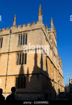 Les murs de la bibliothèque Bodleian, avec des ombres des clochers rêvants de All Souls College. La bibliothèque Bodleian, la principale bibliothèque de recherche du Banque D'Images