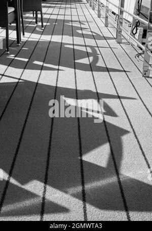 Vallée du Douro, Portugal - 10 avril 20176; pas de personnes en vue. Un modèle géométrique d'ombres gravé par un soleil fort sur le pont d'un bateau touristique sur le t. Banque D'Images