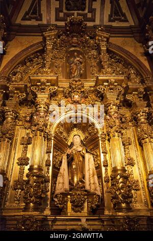 Ce somptueux sanctuaire incrusté d'or commémore Saint Teresa de çvila, qui était un éminent mystique espagnol, saint catholique romain, Carmélite nun, auteur Banque D'Images