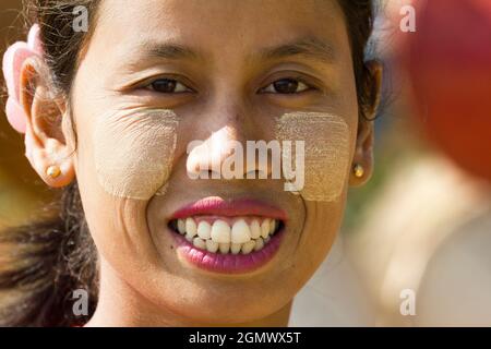 Mingun, Myanmar - 26 janvier 20913; une femme en balle le maquillage de Thanaka est omniprésent au Myanmar. C'est une pâte blanc jaunâtre faite d'écorce de terre. Il Banque D'Images