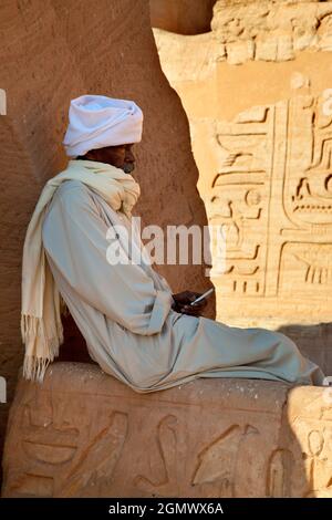 Abu Simbel, Égypte - 4 décembre 2010; un fumeur en balle. Déplacé de manière laborieux pour éviter d'être inondé par le lac Nasser et le barrage d'Assouan, le 320 Banque D'Images