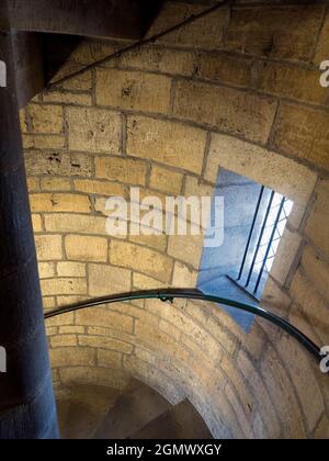 Oxford, Angleterre - 25 août 2017 les escaliers en spirale peuvent être des lieux de grande influence visuelle et beauté abstraite, comme le montre cet exemple médiéval fin l Banque D'Images