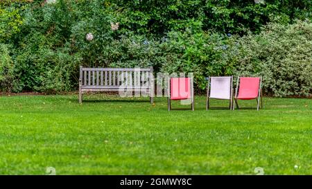 Un peu de repos et de détente sur les transats installés dans un jardin somptueux Banque D'Images