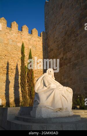 Ávila, Espagne - 20 septembre 2008; pas de personnes en vue. Les murs médiévaux intacts - et très épais - de pierre et de granit d'Ávila - ici vu à sunri Banque D'Images