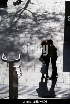 Londres, Angleterre - 11 septembre 2011 ; deux personnes silhouetées dans la balle. La South Bank à Waterloo est le centre des arts et de la culture de Londres et du Royaume-Uni. Banque D'Images