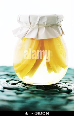 Tranches de citron sucrées en conserve dans du sirop sucré, de la nourriture et du dessert Banque D'Images