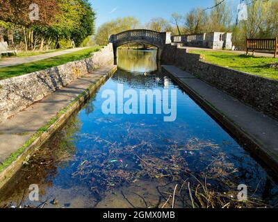 Iffley, Oxfordshire - Angleterre - 1er avril 2019 ; la passerelle Thames Path est une route très fréquentée par les cyclistes, les joggeurs et les propriétaires de chiens - sans parler Banque D'Images