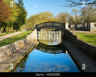 Iffley, Oxfordshire - Angleterre - 1er avril 2019 ; la passerelle Thames Path est une route très fréquentée par les cyclistes, les joggeurs et les propriétaires de chiens - sans parler Banque D'Images