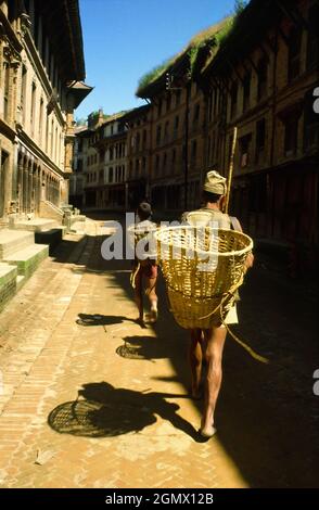 Baktapur, Népal - 12 octobre 1984 Baktapur est une ancienne ville historique de la vallée de Katmandou, située à 8 km à l'est de la capitale. Lorsque je me suis rendu sur le site Banque D'Images