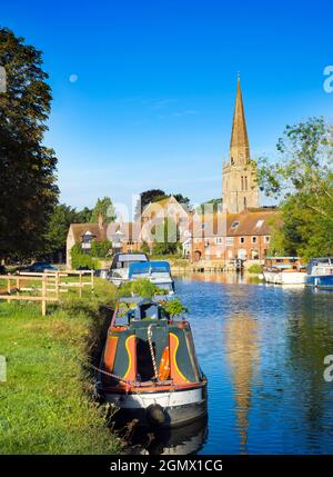 Abingdon, Angleterre - 5 septembre 2020 ; pas de personne en balle. Un lever de lune d'été rarement vu par la Tamise à Abingdon; Saint Helen's Wharf et l'église sont Banque D'Images