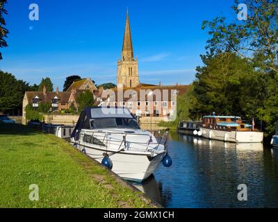 Abingdon, Angleterre - 5 septembre 2020 ; pas de personne en balle. Un lever de lune d'été rarement vu par la Tamise à Abingdon; Saint Helen's Wharf et l'église sont Banque D'Images