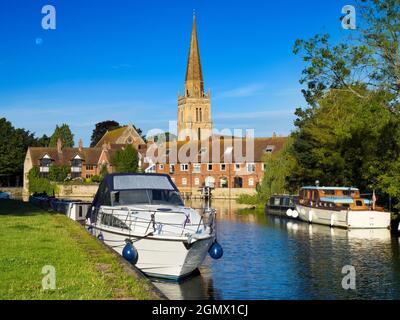 Abingdon, Angleterre - 5 septembre 2020 ; pas de personne en balle. Un lever de lune d'été rarement vu par la Tamise à Abingdon; Saint Helen's Wharf et l'église sont Banque D'Images