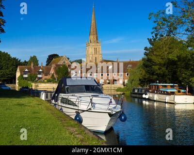 Abingdon, Angleterre - 5 septembre 2020 ; pas de personne en balle. Un lever de lune d'été rarement vu par la Tamise à Abingdon; Saint Helen's Wharf et l'église sont Banque D'Images