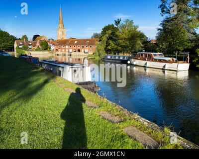 Abingdon, Angleterre - 5 septembre 2020 ; pas de personne en balle. Un lever de lune d'été rarement vu par la Tamise à Abingdon; Saint Helen's Wharf et l'église sont Banque D'Images